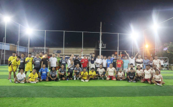 Suasana foto bersama usai laga persahabatan (mini soccer) dipangan Kota Baru.