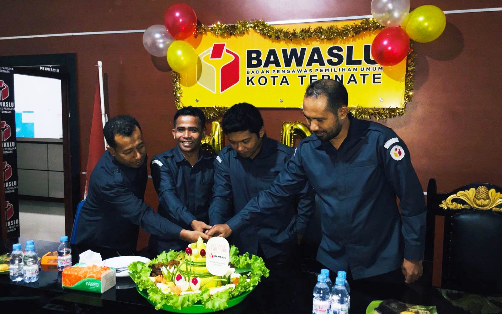 Potong Tumpeng Peringati 4 Tahun Harlah Bawaslu Ternate