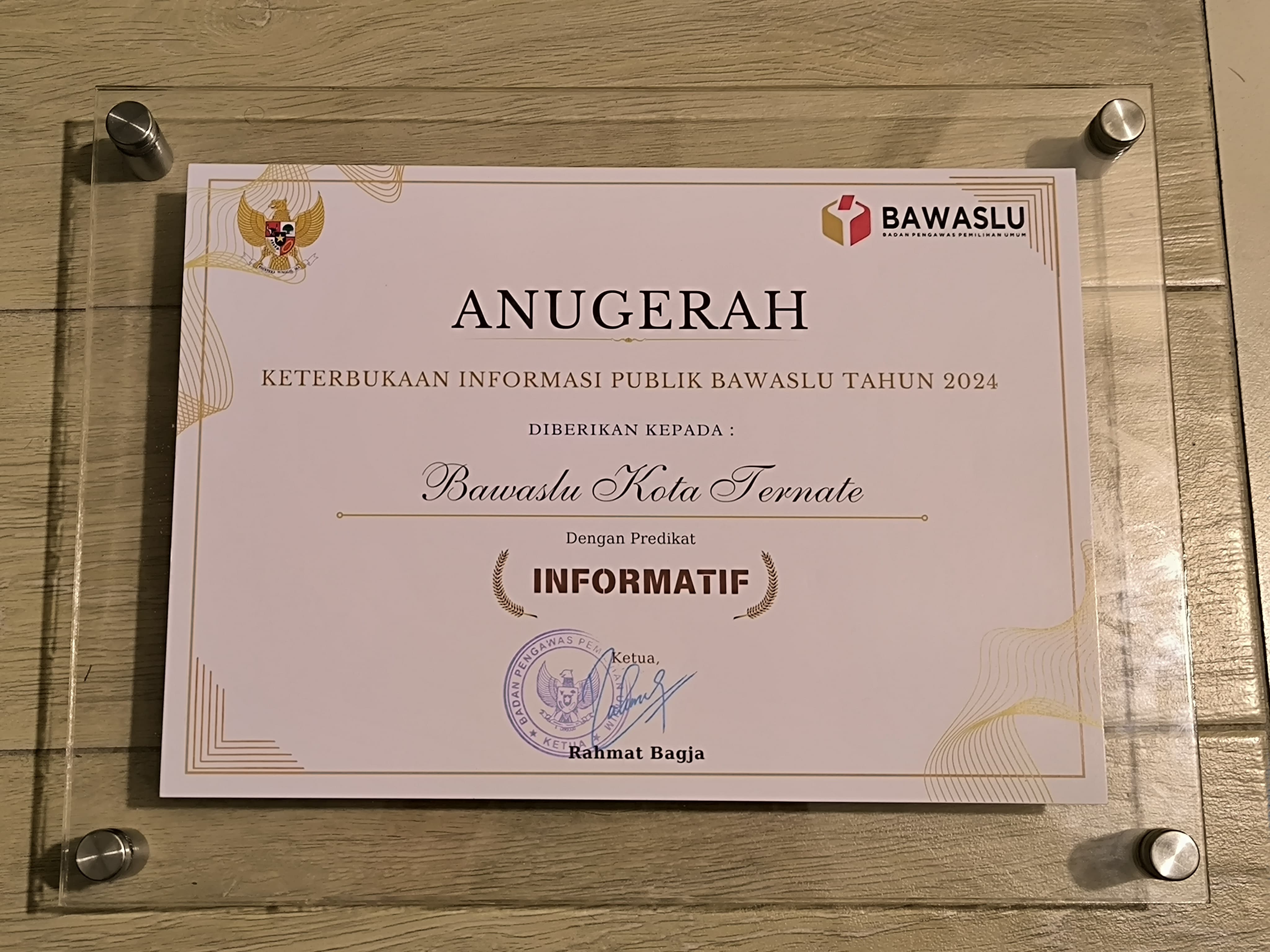 Piagam penghargaan keterbukaan informasi publik tahun 2024 dari Bawaslu Republik Indonesia