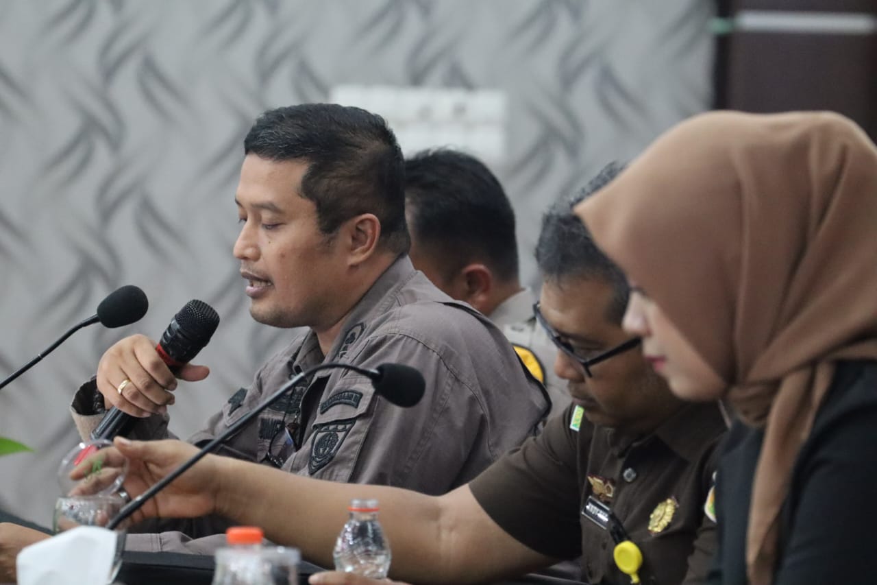 Suasana Pemaparan Materi saat  Rapat Koordinasi (Rakor) Sentra Penegakan Hukum Terpadu (Gakkumdu) dalam rangka menghadapi Pemilihan Wali Kota dan Wakil Wali Kota Ternate 2024, di Aula Muara Hotel - Ternate.