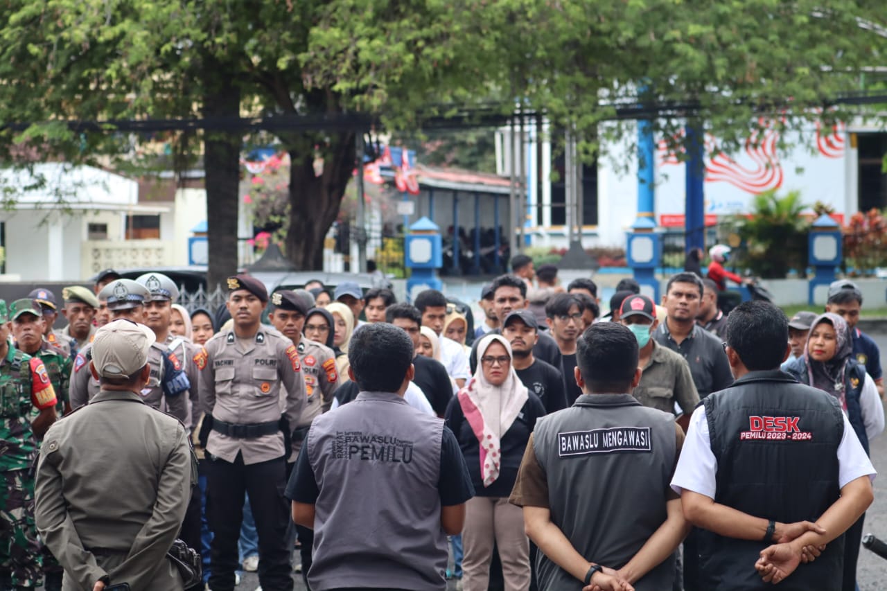 Suasana apel gabungan ang terdiri dari Bawaslu Kota Ternate, TNI/Polri, Satpol PP, Dinas Perhubungan (Dishub), dan Dinas Lingkungan Hidup (DLH) Kota Ternate sebelum melakukan penertiban ejumlah Alat Peraga Kampanye (APK) yang melanggar ketentuan di kota Ternate