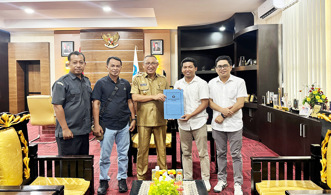 Ketua Bawaslu Kota Ternate, Kifli Sahlan, S.Pd saat menyerahkan laporan akhir penggunaan dana belanja hibah untuk penyelenggaraan Pilkada 2024 kepada Wali Kota Ternate, M. Tauhid Soleman. 