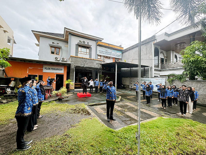 Hari Pahlawan Nasional, Sekretariat Badan Pengawas Pemilihan Umum (Bawaslu) Kota Ternate menggelar upacara peringatan pada Senin (10/11/2025) di halaman kantor Bawaslu, Kelurahan Tanah Tinggi.