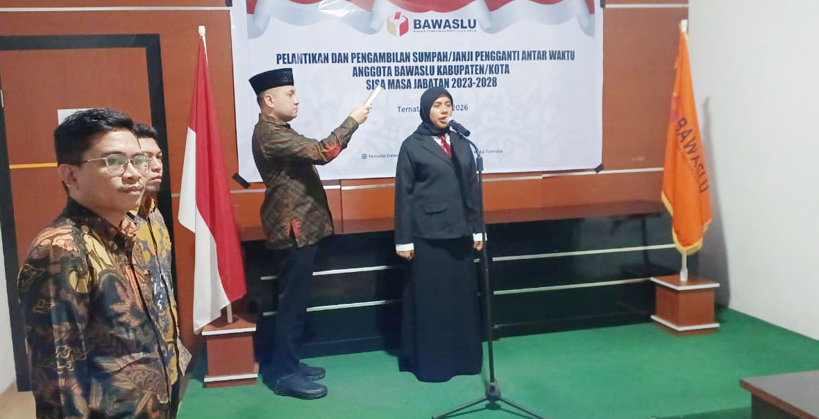Pelantikan Pengganti Antar Waktu (PAW) Anggota Bawaslu Kabupaten/Kota sisa masa jabatan 2023-2028 secara daring melalui Zoom Meeting di Sekretariat Bawaslu Kota Ternate