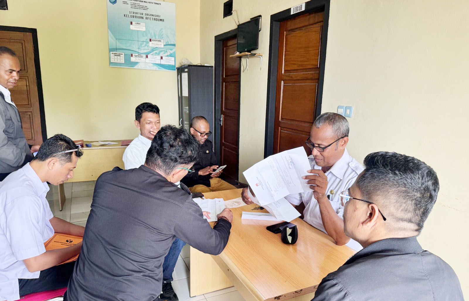 Suasana pengawasan coklit terbatas (Coktas) di Kelurahan Afe Taduma, Kelurahan Pulau Ternate.
