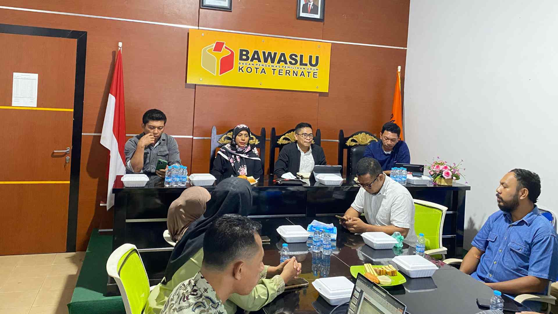 Suasana Rapat Koordinasi dan Evaluasi Pengawasan PDPB Tahun 2026 yang digelar di ruang sidang Bawaslu Kota Ternate, Kamis (11/6/2026).