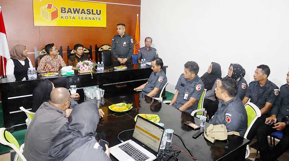 Pertemuan antara Kepala Sekretariat Bawaslu Provinsi Maluku Utara, Drs. Screening Yosmar Dano, M.Si., dengan Pimpinan serta jajaran Sekretariat Bawaslu Kota Ternate, berlangsung di ruang sidang Bawaslu Kota Ternate pada Senin, 29 Juni 2026.