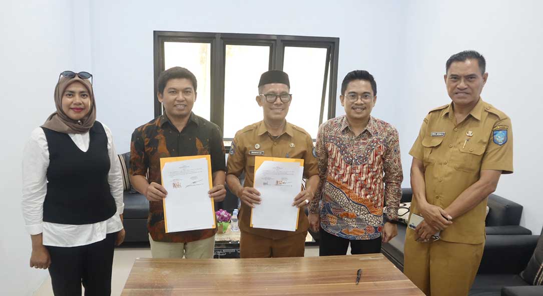 Penandatangan MoU oleh Ketua Bawaslu Kota Ternate, Kifli Sahlan dan Kepala Dinas Sosial Kota Ternate, Burhanuddin Abdul Kadir, di Kantor Dinas Sosial Kota Ternate, pada Senin (29/6/2026).