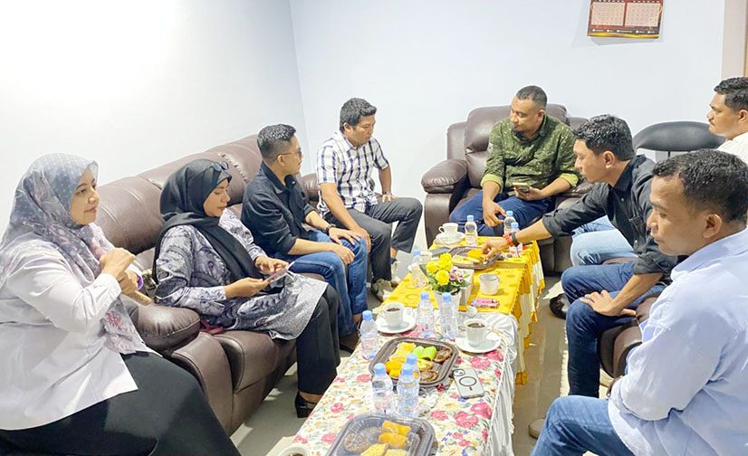 Suasana pertemuan antara Bawaslu dan KPU Kota Ternate di ruang kerja Ketua KPU Kota Ternate, Rabu (10/6/2026)