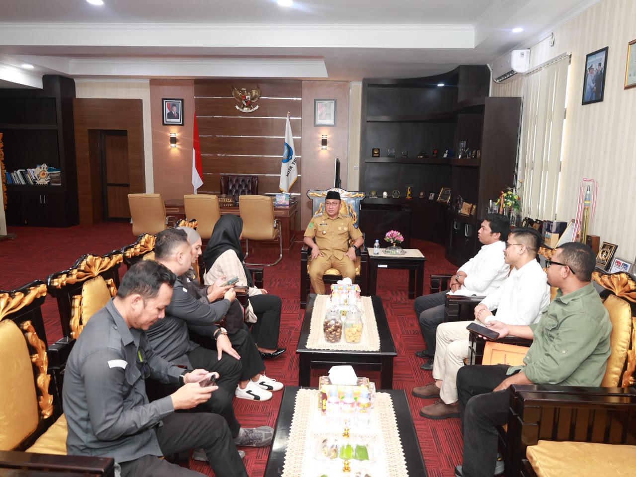 Pimpinan dan staf Bawaslu Kota Ternate saat melakukan silaturahmi dan koordinasi dengan Wali Kota Ternate di ruang kerja Wali Kota Ternate.
