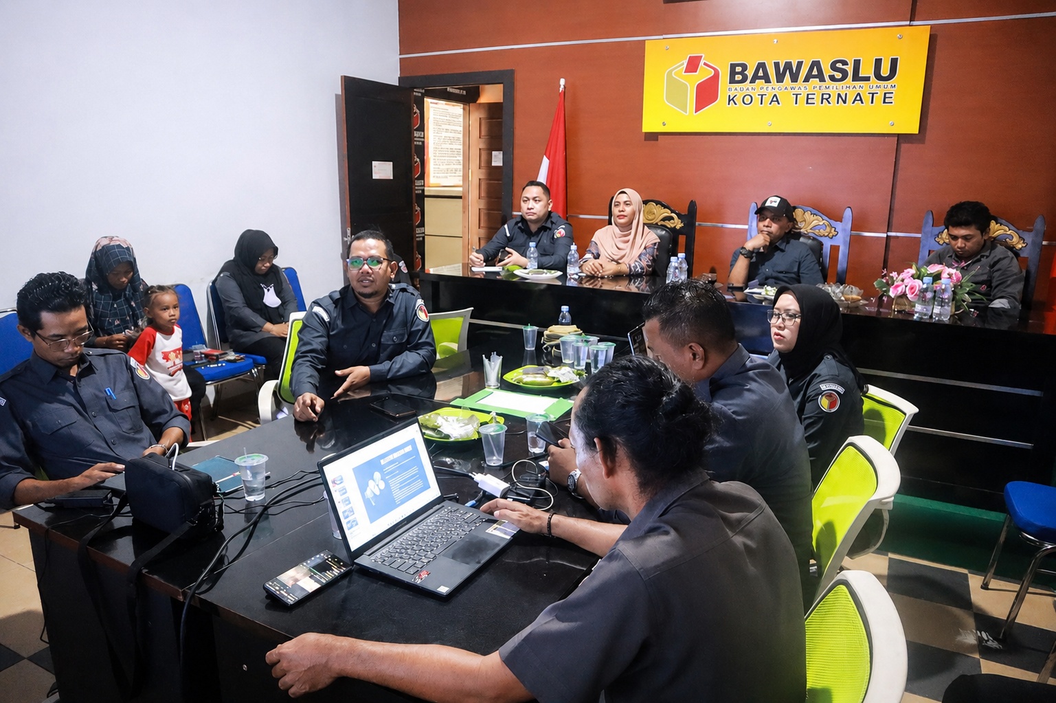Suasana rapat fasilitasi pengelolaan layanan hukum yang melibatkan jajaran sekretariat Bawaslu Kota Ternate.