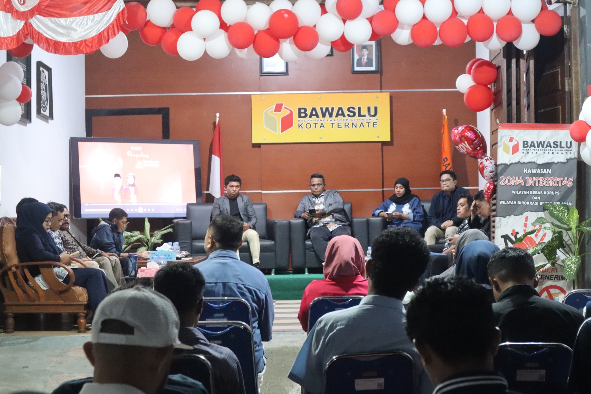 Suasana bedah buku Lanskap Pengawasan Pilkada: Sketsa-Sketsa Kerja Pengawas Pemilihan Umum dalam Kontestasi Pemilihan Kepala Daerah Serentak di Kota Ternate, yang diselenggarakan oleh Bawaslu Kota Ternate pada Sabtu 15 Agustus 2026.