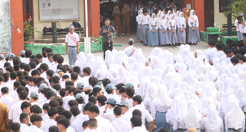 Suasana Upacara Hari Senin di SMA N 1 Kota Ternate. Tampak berdiri diatas podium, Ketua Bawaslu Kota Ternate, Kifli Sahlan sedang memberikan amanah kepada peserta upacara. 
