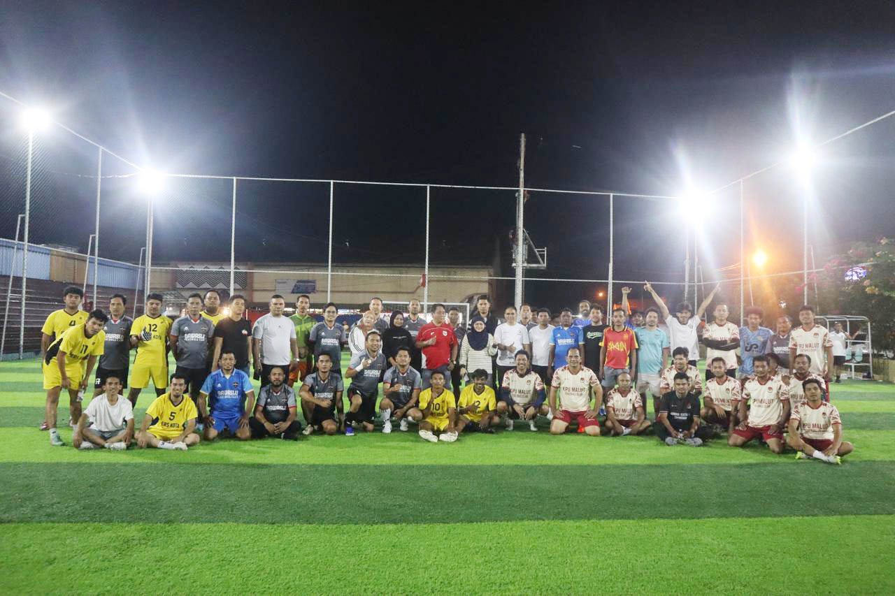 Suasana foto bersama usai laga persahabatan (mini soccer) dipangan Kota Baru.