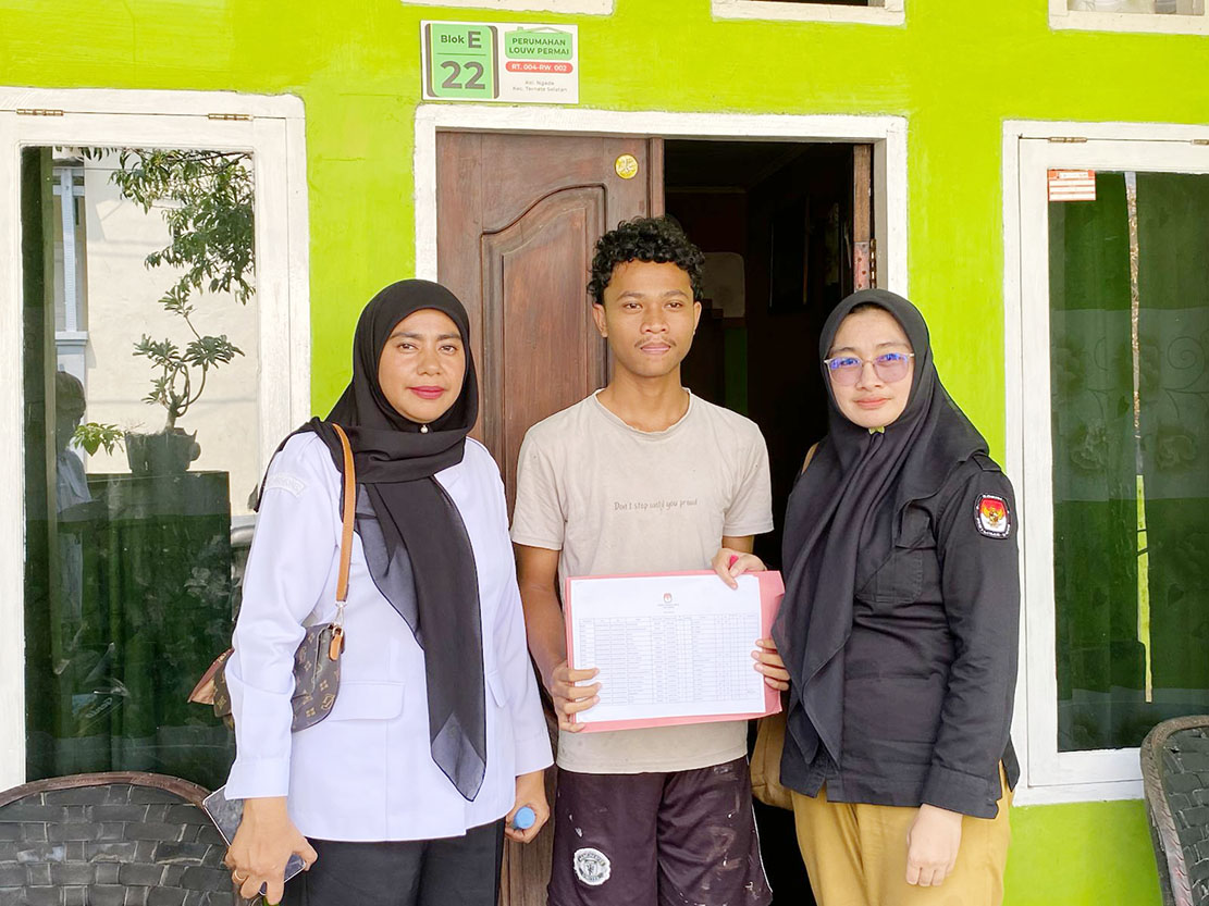 Suasana pengawasan Coktas PDPB di RT04/RW02, Kelurahan Ngade, Kecamatan Ternate Selatan. Tampak Anggota Bawaslu Kota Ternate, Putri Nurdiana Jailan. (mengenakan seragam putih), sedang mengawasi proses Coktas yang dilakukan oleh tim KPU Kota Ternate terhadap seorang pemilih. 