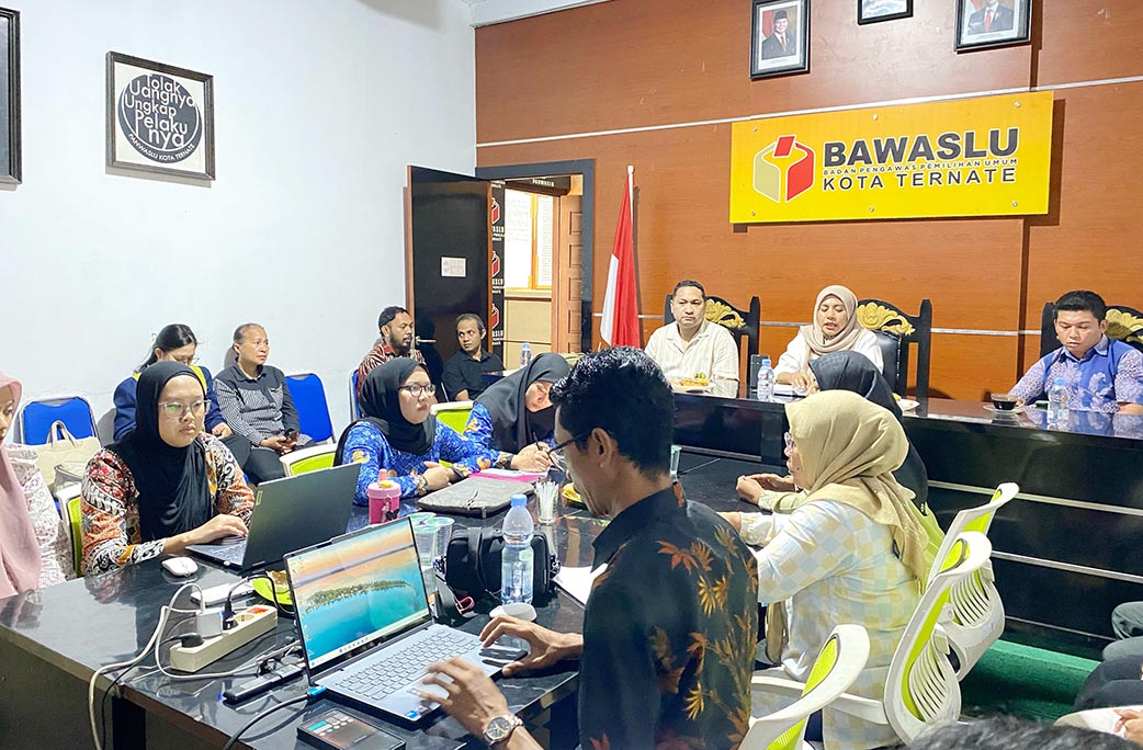 Suasana rapat penguatan tata cara penerimaan laporan dan penanganan pelanggaran pemilu di Sekretariat Bawaslu Kota Ternate.