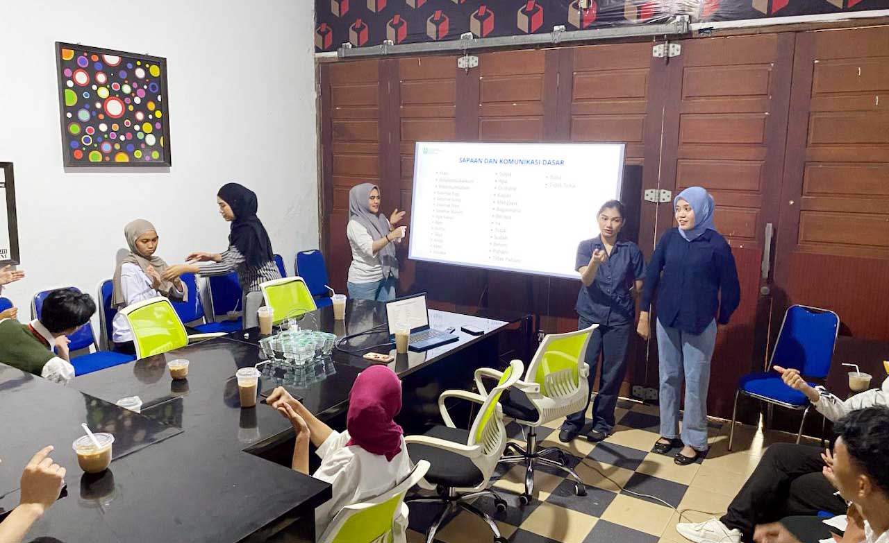Suasana kelas Sinergi Edukasi dan Demokrasi Inklusif (SETARA) pada Rabu, (21/10/2026). Kelas SETARA sendiri merupakan sebuah forum yang digagas untuk mendukung demokrasi yang inklusif, dan partisipatif. 