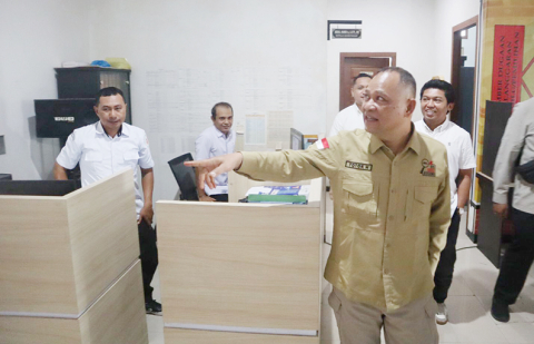 Suasana Anggota Bawaslu Republik Indonesia, Totok Hariyono saat menggelar inspeksi mendadak (Sidak) di Sekretariat Bawaslu Kota Ternate.