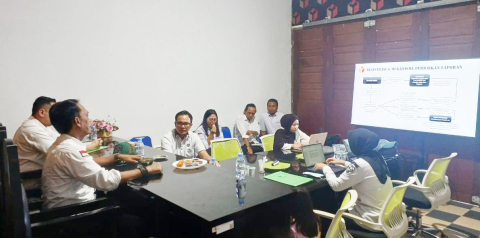 Kepala Bagian Penanganan Pelanggaran, Penyelesaian Sengketa Proses Pemilu Dan Hukum (P4SH) Bawaslu Provinsi Maluku Utara, Irwanto Djurumudi, S.H saat memaparkan materi
