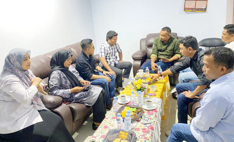 Suasana pertemuan antara Bawaslu dan KPU Kota Ternate di ruang kerja Ketua KPU Kota Ternate, Rabu (10/6/2026)