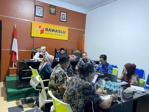 Suasana diskusi yang digelar Bawaslu Kota Ternate dalam rangka menganalisis Putusan Mahkamah Konstitusi (MK) Nomor 128/PUU-XXIV/2026 tentang Penguatan Keterwakilan Perempuan dalam Pencalonan Anggota DPR dan DPRD.