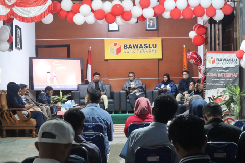 Suasana bedah buku Lanskap Pengawasan Pilkada: Sketsa-Sketsa Kerja Pengawas Pemilihan Umum dalam Kontestasi Pemilihan Kepala Daerah Serentak di Kota Ternate, yang diselenggarakan oleh Bawaslu Kota Ternate pada Sabtu 15 Agustus 2026.