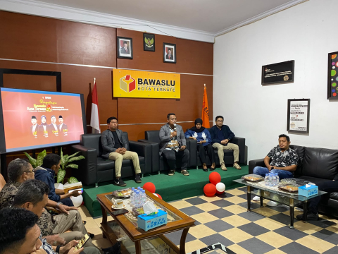 Suasana pembukaan bedah buku bedah buku Lanskap Pengawasan Pilkada dalam rangka merayakan Hari Jadi Bawaslu ke-8 tahun.