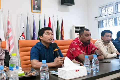 Ketua Bawaslu Kota Ternate, Kifli Sahlan, saat memberikan tanggapan dalam forum bedah buku yang diselenggarakan KPU Kota Ternate