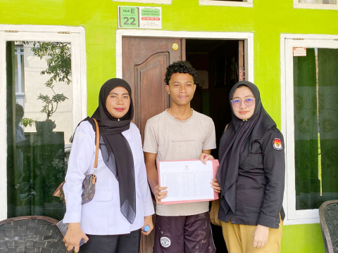 Suasana pengawasan Coktas PDPB di RT04/RW02, Kelurahan Ngade, Kecamatan Ternate Selatan. Tampak Anggota Bawaslu Kota Ternate, Putri Nurdiana Jailan. (mengenakan seragam putih), sedang mengawasi proses Coktas yang dilakukan oleh tim KPU Kota Ternate terhadap seorang pemilih. 