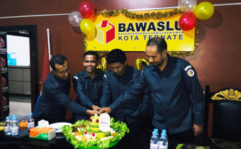 Potong Tumpeng Peringati 4 Tahun Harlah Bawaslu Ternate