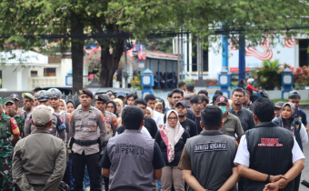 Suasana apel gabungan ang terdiri dari Bawaslu Kota Ternate, TNI/Polri, Satpol PP, Dinas Perhubungan (Dishub), dan Dinas Lingkungan Hidup (DLH) Kota Ternate sebelum melakukan penertiban ejumlah Alat Peraga Kampanye (APK) yang melanggar ketentuan di kota Ternate