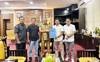 Ketua Bawaslu Kota Ternate, Kifli Sahlan, S.Pd saat menyerahkan laporan akhir penggunaan dana belanja hibah untuk penyelenggaraan Pilkada 2024 kepada Wali Kota Ternate, M. Tauhid Soleman. 