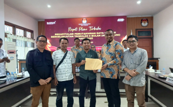 Penyerahan data PDPB Triwulan II Tahun 2025 oleh KPU Kota Ternate kepada Bawaslu Kota Ternate