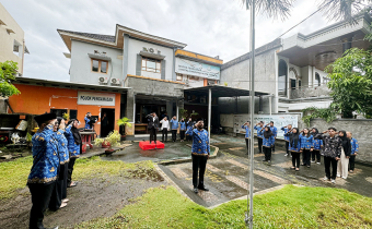 Hari Pahlawan Nasional, Sekretariat Badan Pengawas Pemilihan Umum (Bawaslu) Kota Ternate menggelar upacara peringatan pada Senin (10/11/2025) di halaman kantor Bawaslu, Kelurahan Tanah Tinggi.