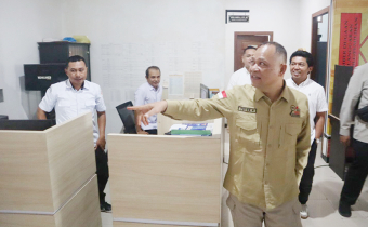 Suasana Anggota Bawaslu Republik Indonesia, Totok Hariyono saat menggelar inspeksi mendadak (Sidak) di Sekretariat Bawaslu Kota Ternate.