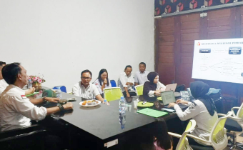 Kepala Bagian Penanganan Pelanggaran, Penyelesaian Sengketa Proses Pemilu Dan Hukum (P4SH) Bawaslu Provinsi Maluku Utara, Irwanto Djurumudi, S.H saat memaparkan materi