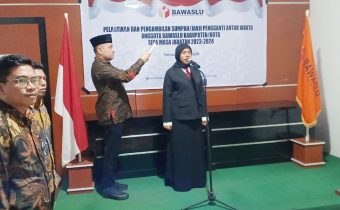 Pelantikan Pengganti Antar Waktu (PAW) Anggota Bawaslu Kabupaten/Kota sisa masa jabatan 2023-2028 secara daring melalui Zoom Meeting di Sekretariat Bawaslu Kota Ternate