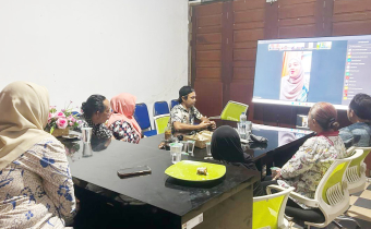 Staf Bawaslu Kota Ternate saat mendengar pemaparan materi dari Narasumber, Sasmita Abdurrahman, S.Ikom.,M.Si