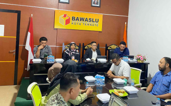 Suasana Rapat Koordinasi dan Evaluasi Pengawasan PDPB Tahun 2026 yang digelar di ruang sidang Bawaslu Kota Ternate, Kamis (11/6/2026).