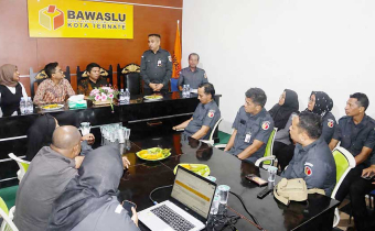 Pertemuan antara Kepala Sekretariat Bawaslu Provinsi Maluku Utara, Drs. Screening Yosmar Dano, M.Si., dengan Pimpinan serta jajaran Sekretariat Bawaslu Kota Ternate, berlangsung di ruang sidang Bawaslu Kota Ternate pada Senin, 29 Juni 2026.