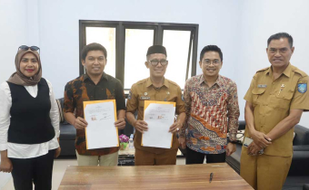 Penandatangan MoU oleh Ketua Bawaslu Kota Ternate, Kifli Sahlan dan Kepala Dinas Sosial Kota Ternate, Burhanuddin Abdul Kadir, di Kantor Dinas Sosial Kota Ternate, pada Senin (29/6/2026).