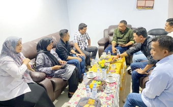 Suasana pertemuan antara Bawaslu dan KPU Kota Ternate di ruang kerja Ketua KPU Kota Ternate, Rabu (10/6/2026)