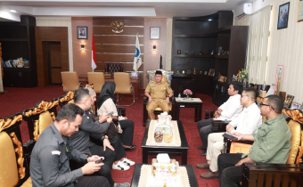Pimpinan dan staf Bawaslu Kota Ternate saat melakukan silaturahmi dan koordinasi dengan Wali Kota Ternate di ruang kerja Wali Kota Ternate.