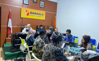 Suasana diskusi yang digelar Bawaslu Kota Ternate dalam rangka menganalisis Putusan Mahkamah Konstitusi (MK) Nomor 128/PUU-XXIV/2026 tentang Penguatan Keterwakilan Perempuan dalam Pencalonan Anggota DPR dan DPRD.