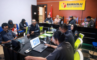 Suasana rapat fasilitasi pengelolaan layanan hukum yang melibatkan jajaran sekretariat Bawaslu Kota Ternate.