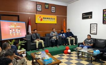 Suasana pembukaan bedah buku bedah buku Lanskap Pengawasan Pilkada dalam rangka merayakan Hari Jadi Bawaslu ke-8 tahun.