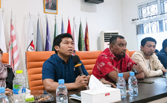Ketua Bawaslu Kota Ternate, Kifli Sahlan, saat memberikan tanggapan dalam forum bedah buku yang diselenggarakan KPU Kota Ternate