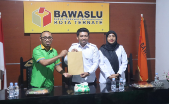 Ketua DPC PKB Kota Ternate menyerahkan Surat Keputusan (SK) kepengurusan yang baru kepada Ketua Bawaslu Kota Ternate.