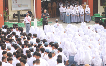 Suasana Upacara Hari Senin di SMA N 1 Kota Ternate. Tampak berdiri diatas podium, Ketua Bawaslu Kota Ternate, Kifli Sahlan sedang memberikan amanah kepada peserta upacara. 