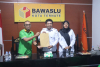 Ketua DPC PKB Kota Ternate menyerahkan Surat Keputusan (SK) kepengurusan yang baru kepada Ketua Bawaslu Kota Ternate.